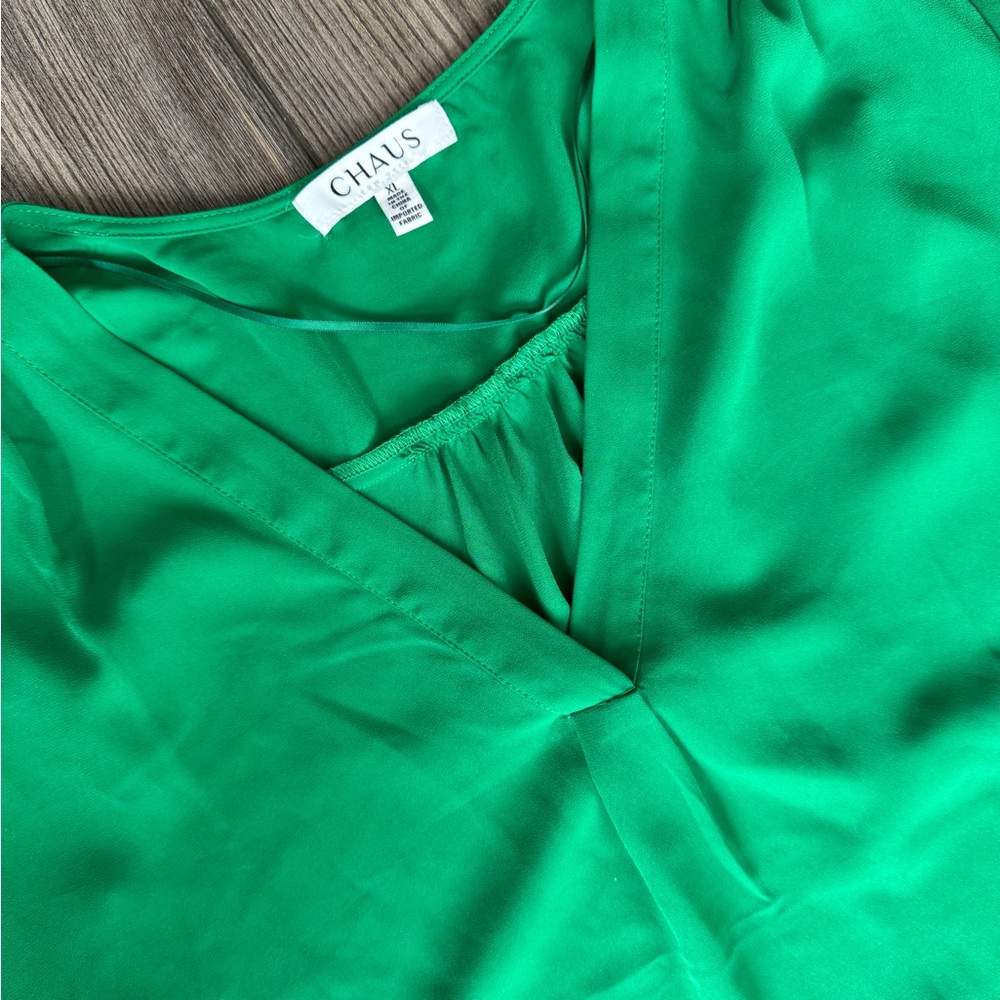 Chaus Bright Emerald Kelly Green V-Neck Blouse